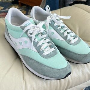 Mint green Saucony Hornets - women’s 10 EUC